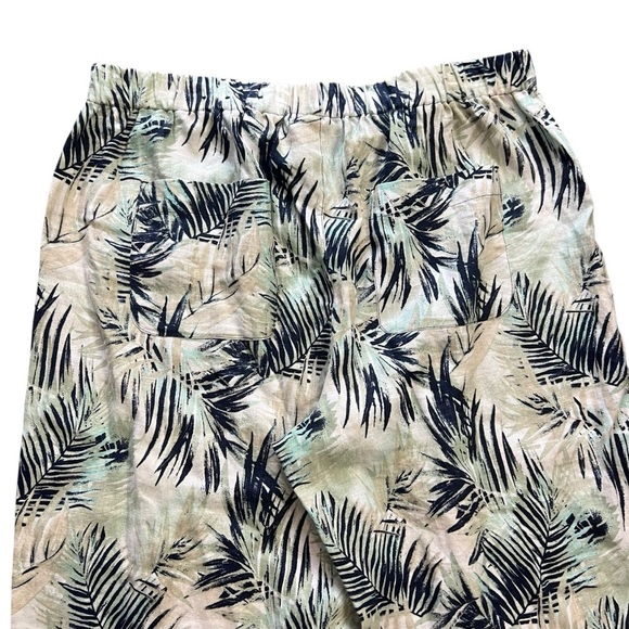 Chico’s Luxe Leaves Linen Saba Capri Pants - Picture 7 of 9